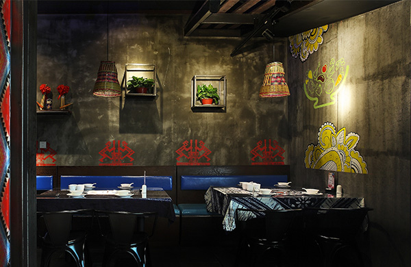 帅巴人情亲小厨特色餐厅装修中使用“裸墙”