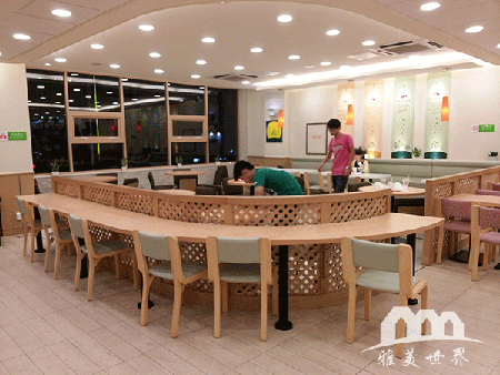 木质椅子和深色瓷砖很耐脏